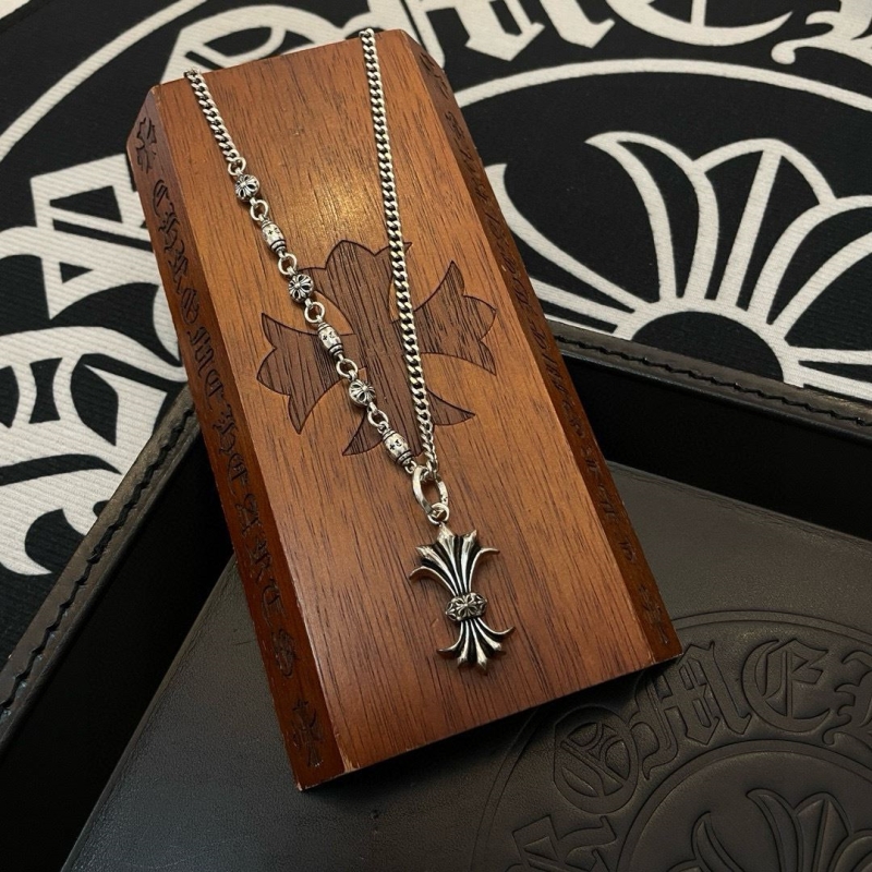 Ch*0me He**ts necklaces